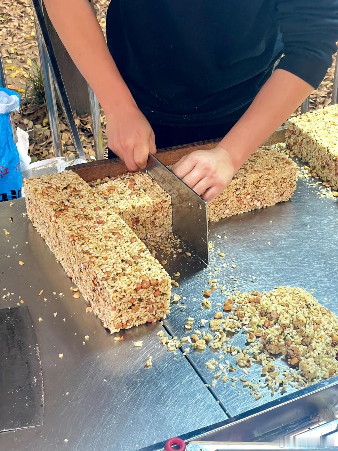 现炒的米花糖，小时候就喜欢在旁边看着浓浓的花生和炒米香气，香甜酥脆，如果出个减糖