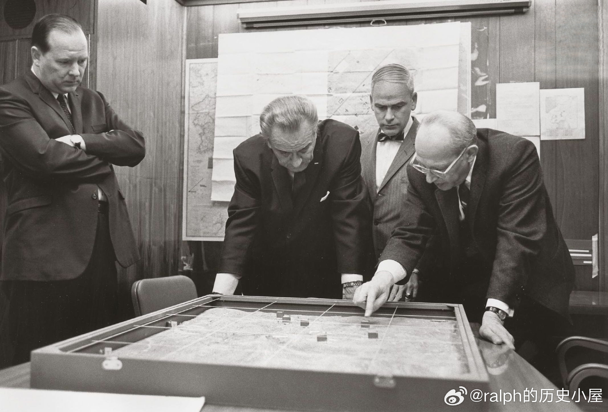 1968年2月美国总统约翰逊（左二）在白宫会议室查看溪山模型历史影像
