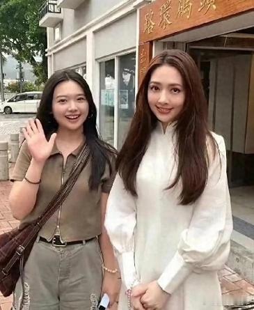 郭碧婷和素人拍照，可郭碧婷的眼睛超好看，灵动有神，气质出众！​​​