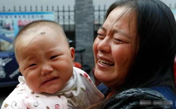 2014年，山东一宝妈在帮刚满10个月的女儿洗澡时，吃惊地看到孩子屁股上居然扎着