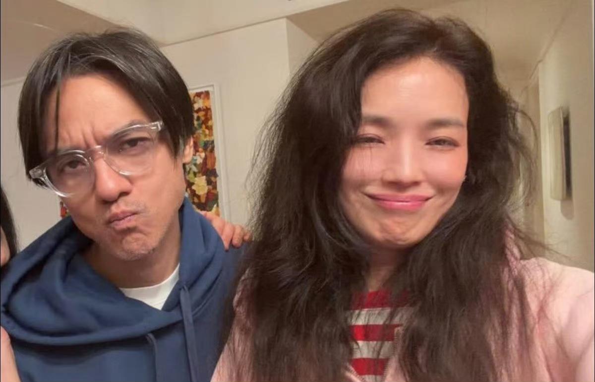 舒淇撒狗粮，晒出和老公冯德伦的甜蜜合照。冯德伦很贴心，还陪舒淇一起回台湾，给舒淇