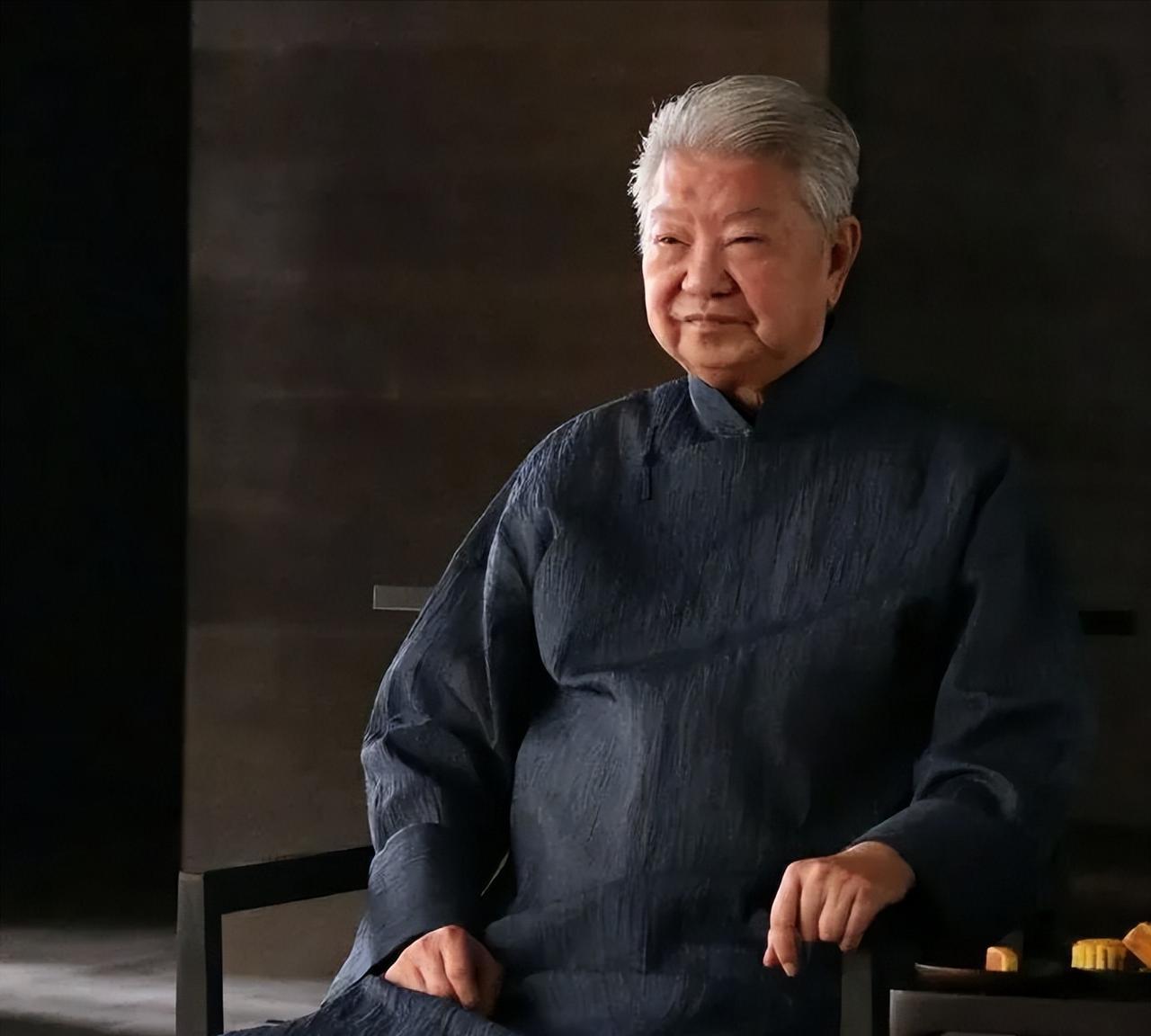 1980年邵逸夫坐在他那办公室里，推过一张整整1亿港币的支票给对面前翘着二郎腿的