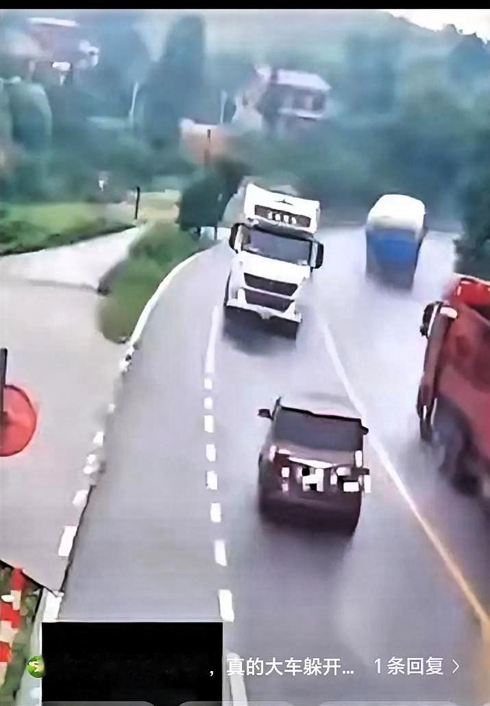 那一瞬间，大货车司机根本没想踩刹车，也没想打方向。他选择的，是直接撞上去。