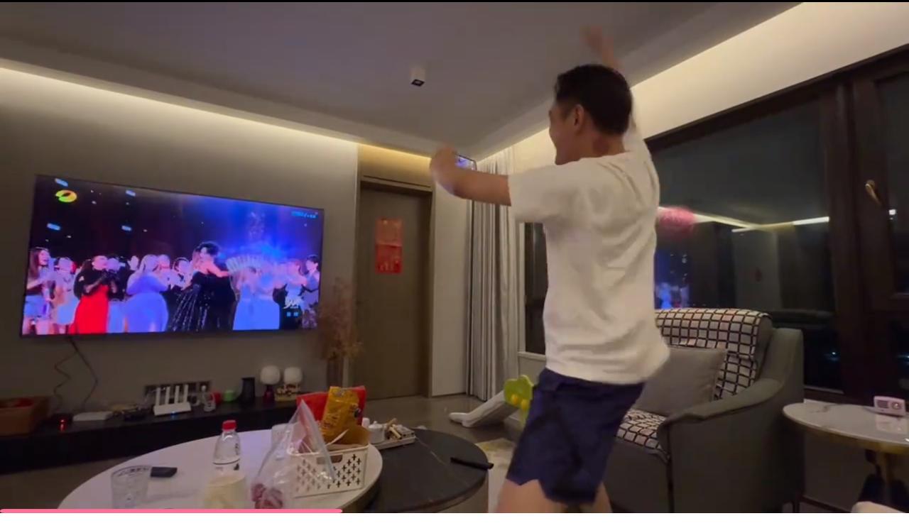 看到楚生夺冠，姚政手舞足蹈，差点惊醒儿子。这才是真兄弟、真情谊。看着姚政压着