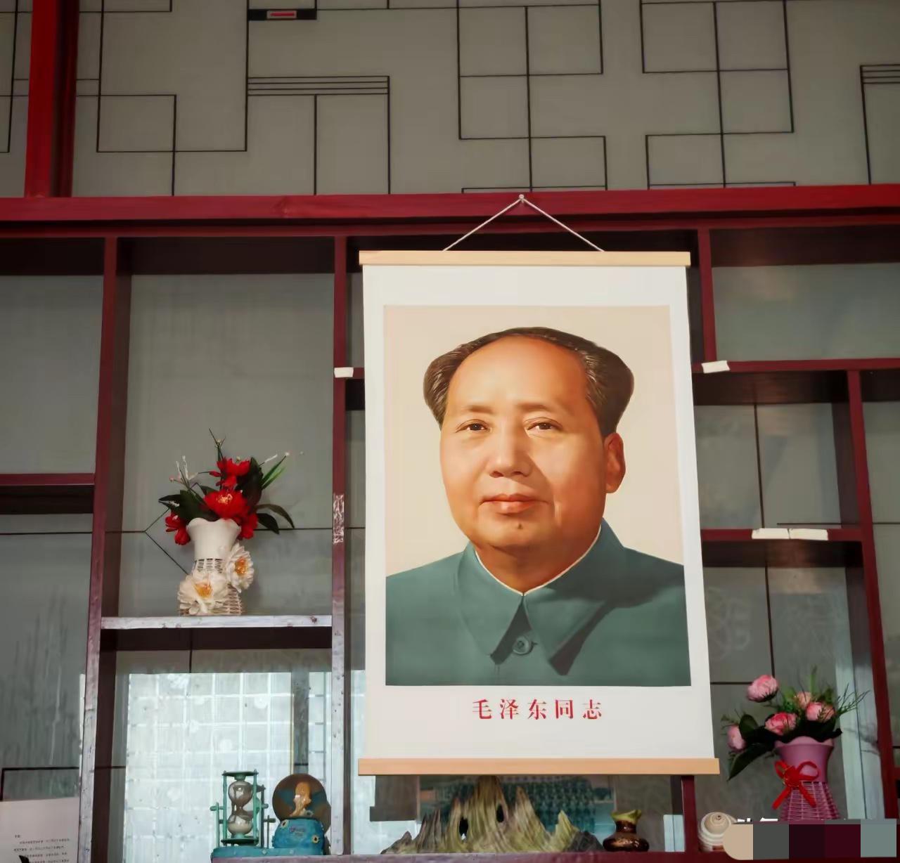 我把毛主席画像请回家一个多月，却发现一个让人心酸的现象。来往的客人明明看得见