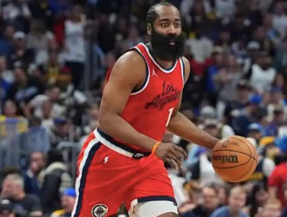 哈登真的是悲催啊！ 现在的快船，比尔赛季报销、伦纳德无限期伤退，快船的担子再