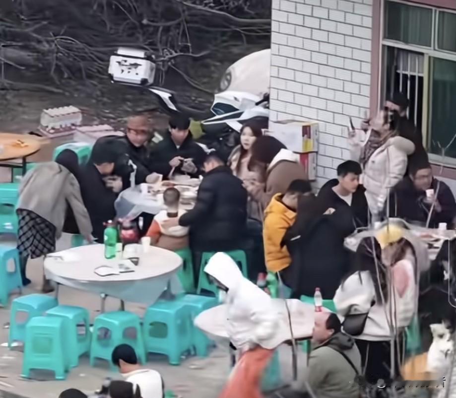 数千重庆人浩浩荡荡奔向合川一个农家小院，只是为了帮忙网红呆呆家按年猪，在理性、逻