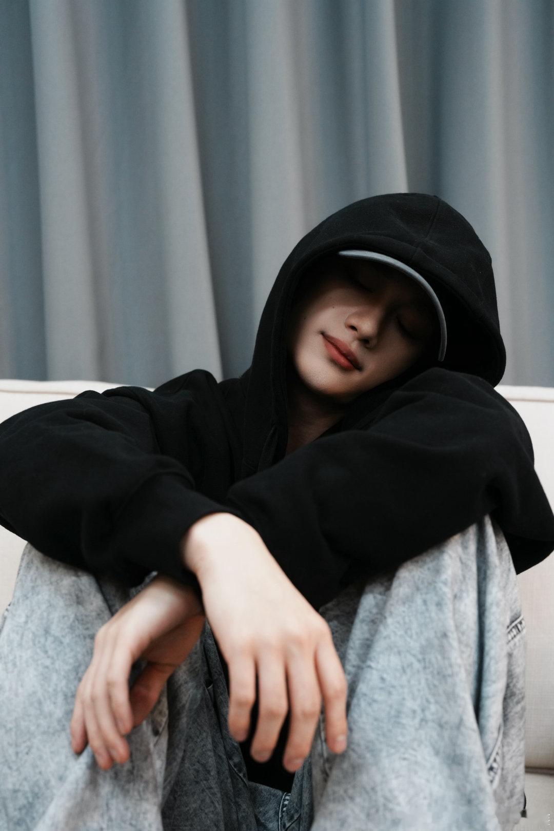 丁程鑫说新的准备丁程鑫晒录音室随拍丁程鑫说新的准备晒录音室随拍，期待和嘀嘀