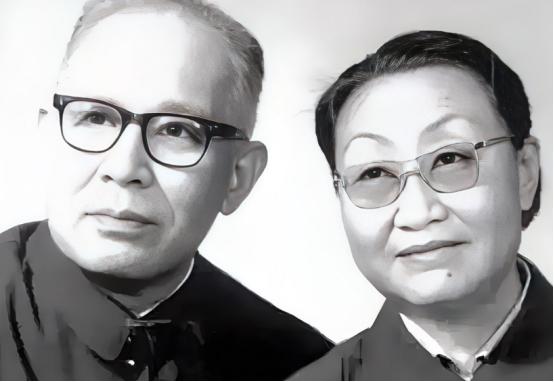 1938年，两名卧底夫妻假戏真做结为真夫妻，妻子牺牲后丈夫一生未娶，7年后原本牺