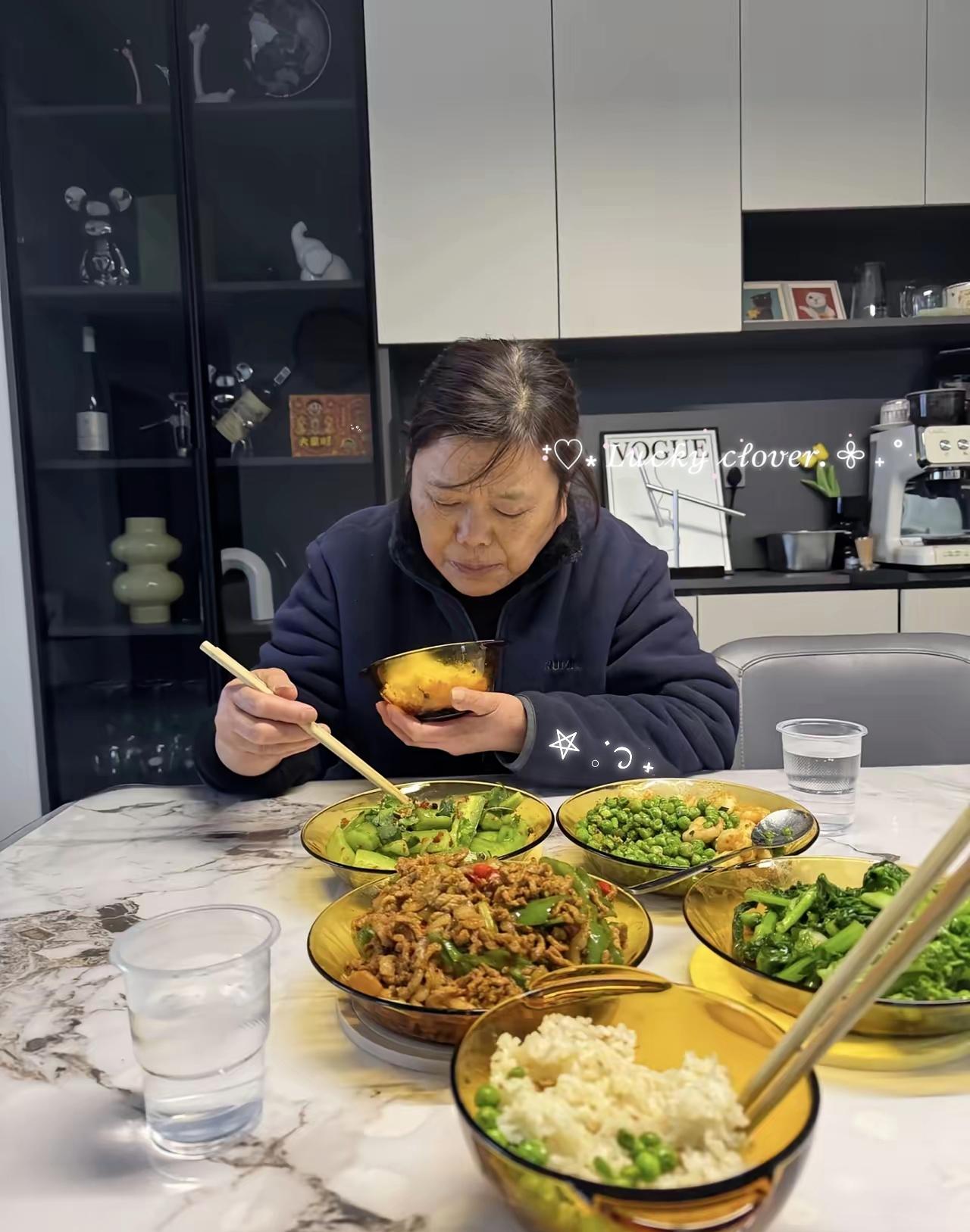 儿子儿媳回来，儿媳就进去冲澡。冲完出来就对我儿子说，水还热着，你也进去冲一下。儿