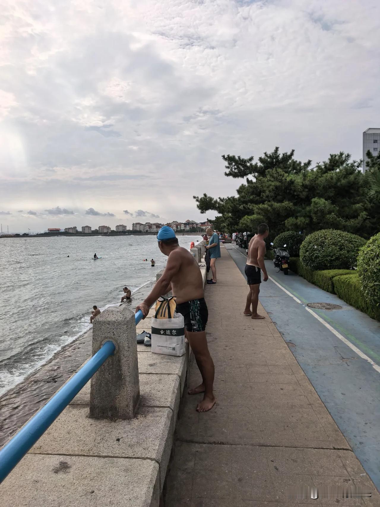 青岛是个旅游城市，海边风景优美，凉风习习，让人留恋忘返！在海边，看到很多当地的