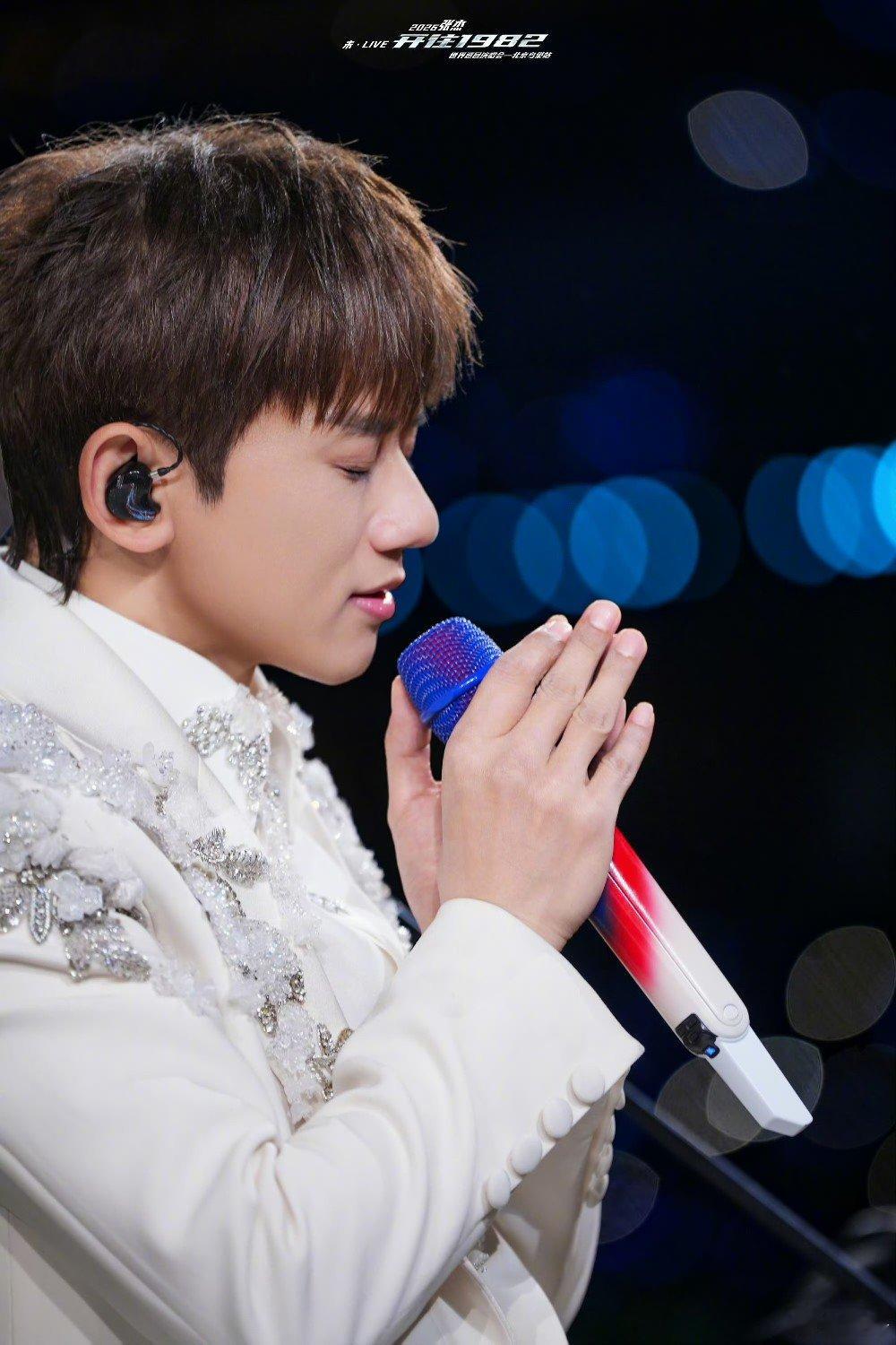 张杰现在我拥有最大的舞台张杰流言有一千分贝张杰在演唱会上真情实感，：“未来会