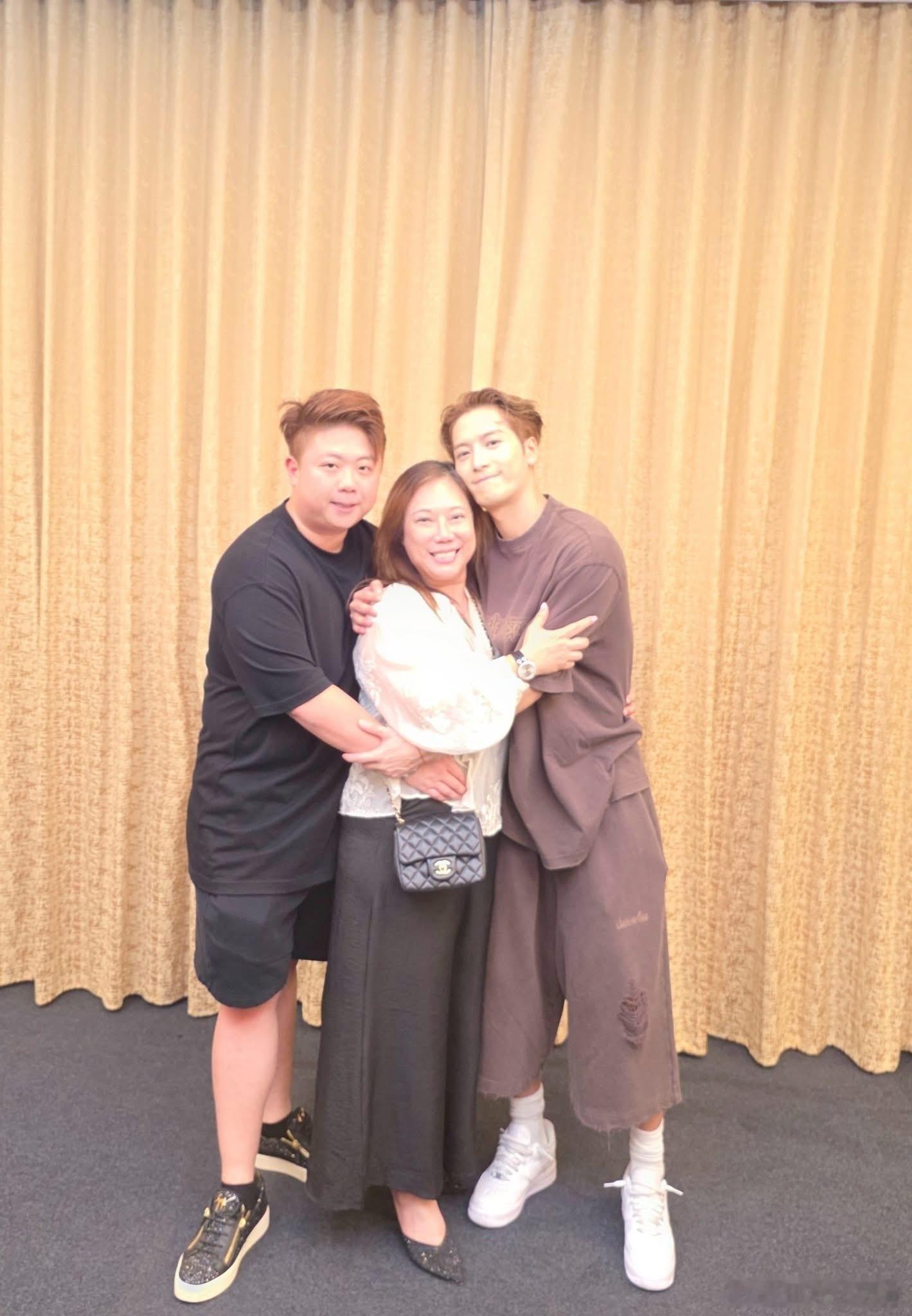 王嘉尔昨天的白色鞋白色袜看一次想夸一次​​​