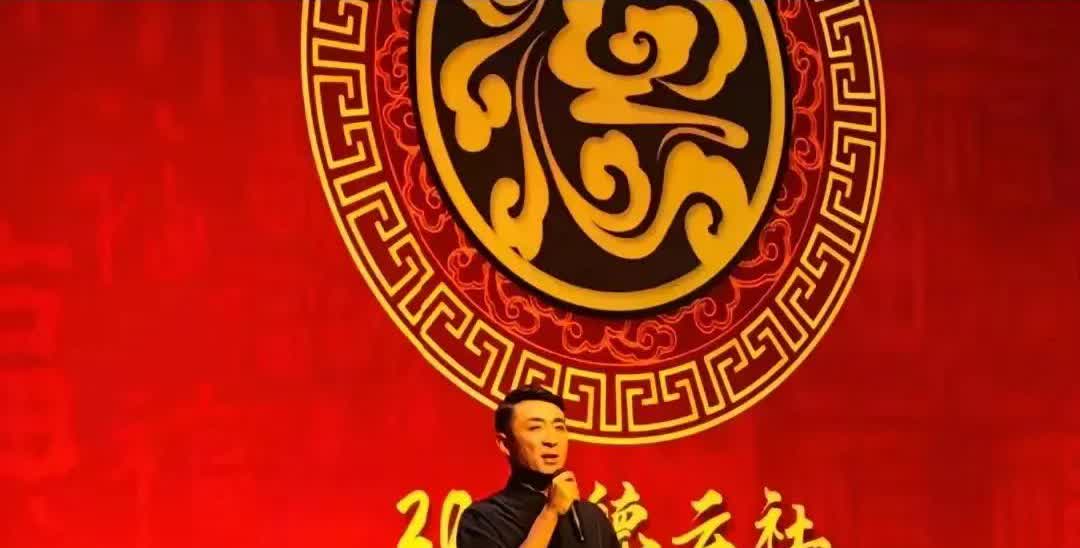 郭晓小终于捧起了郭德纲给的饭碗，开始跟着师哥混饭了。多年以后，头一次在德云社