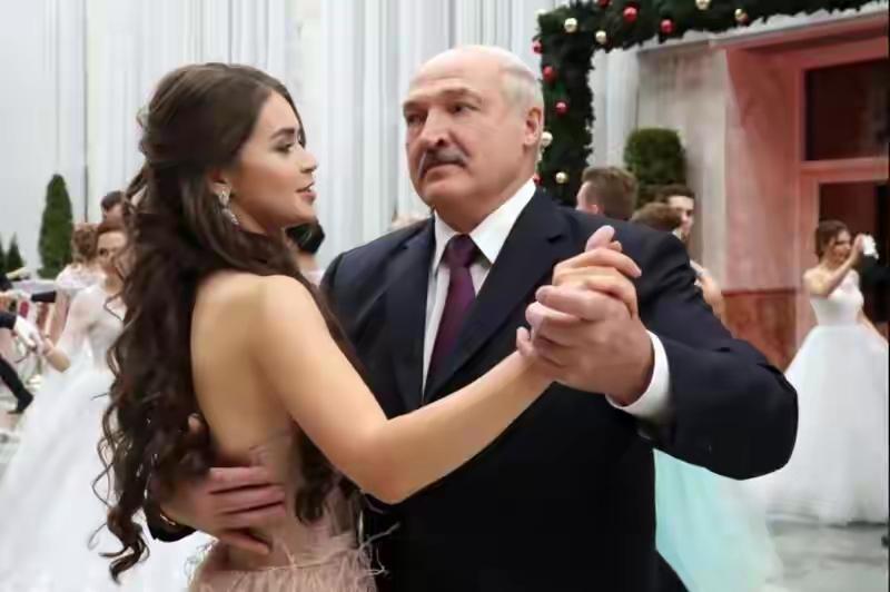 惊天大瓜！71岁总统绯闻刷屏，50岁年龄差嫩模伴身，全程同框细节全曝光白俄