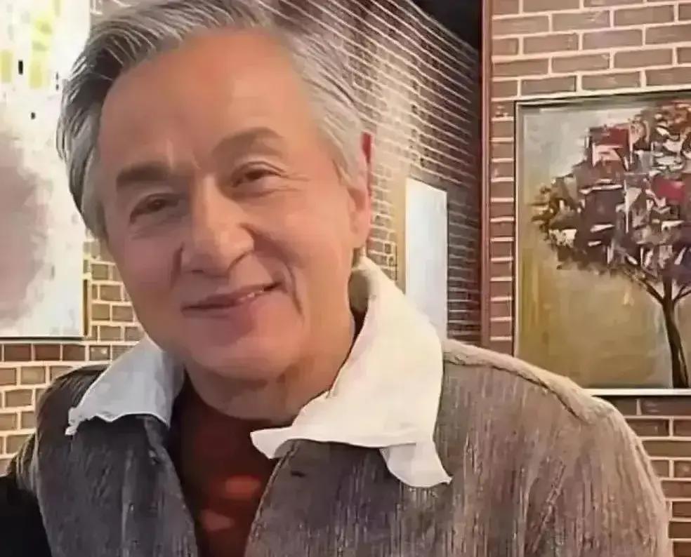 加拿大街头，吴卓林卖35加元一件的T恤，成龙悄悄托人中介替她交房租。这操作