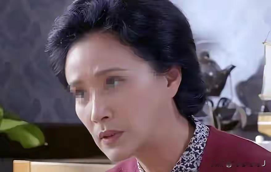 掏空积蓄搬到国外，生病回国却被医保拒之门外！七旬老太林阿姨在政务中心当场哭了起来