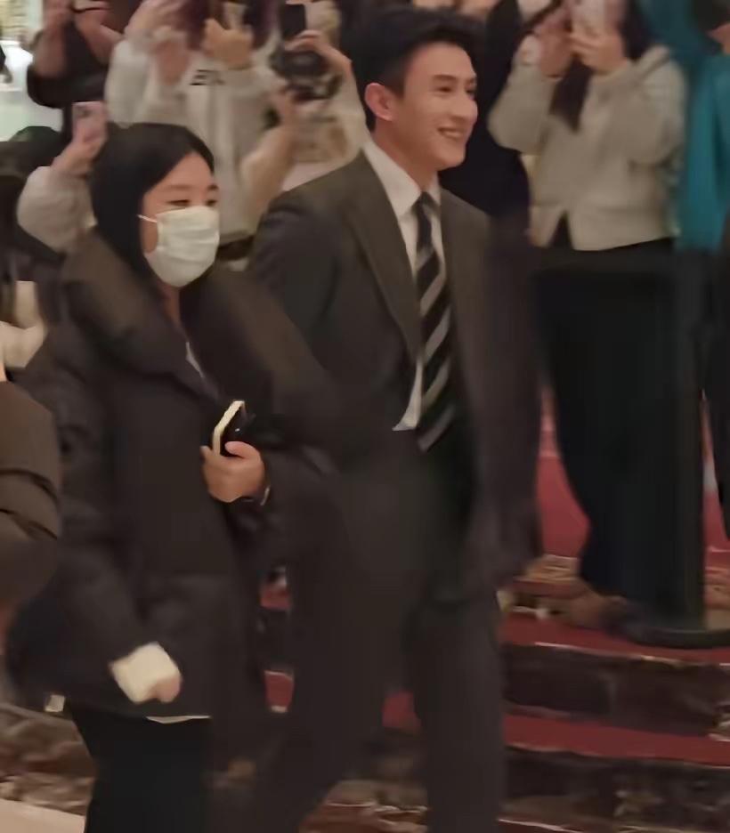 刘萧旭又拿奖了，但是无论他拿多少奖，陪在他身边的那个人永远不会变。​昨晚时尚盛