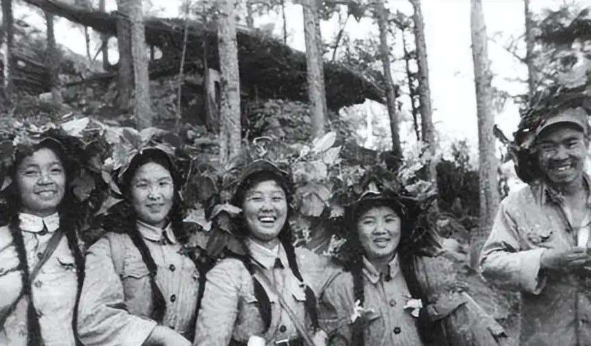 1951年，5位女志愿军战士被敌军堵在山洞，她们喊话：“我们投降！”然而，就在美