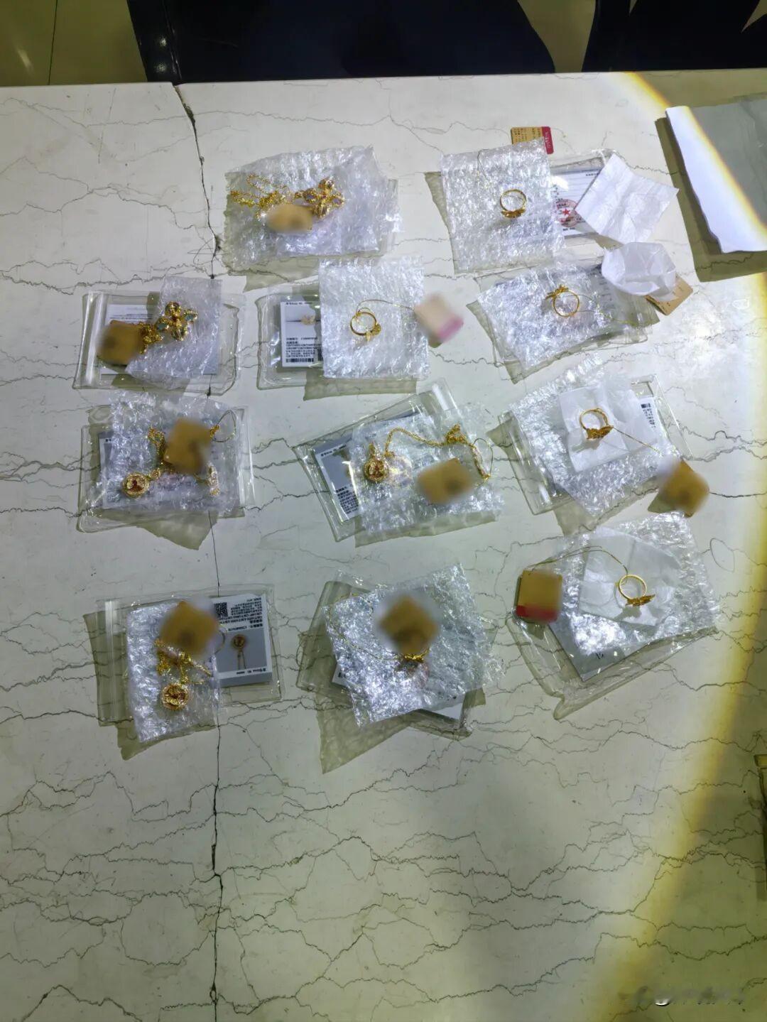 在天津万象城，40万的黄金饰品，居然被当成普通垃圾给扔了！这事儿听着都让人倒吸一