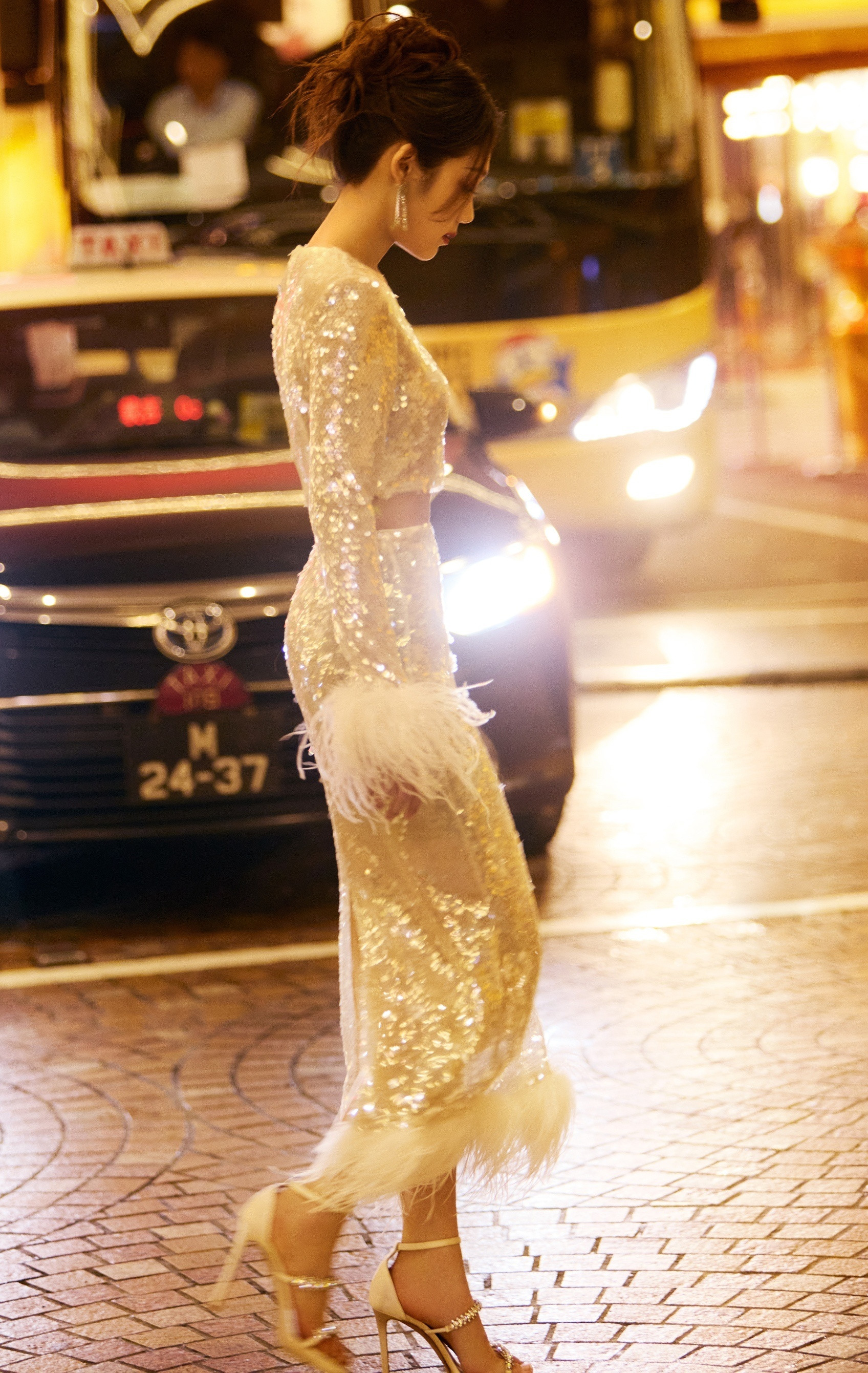 希林娜依高，银妆轻裹，身材曼妙吸睛。希林娜依高