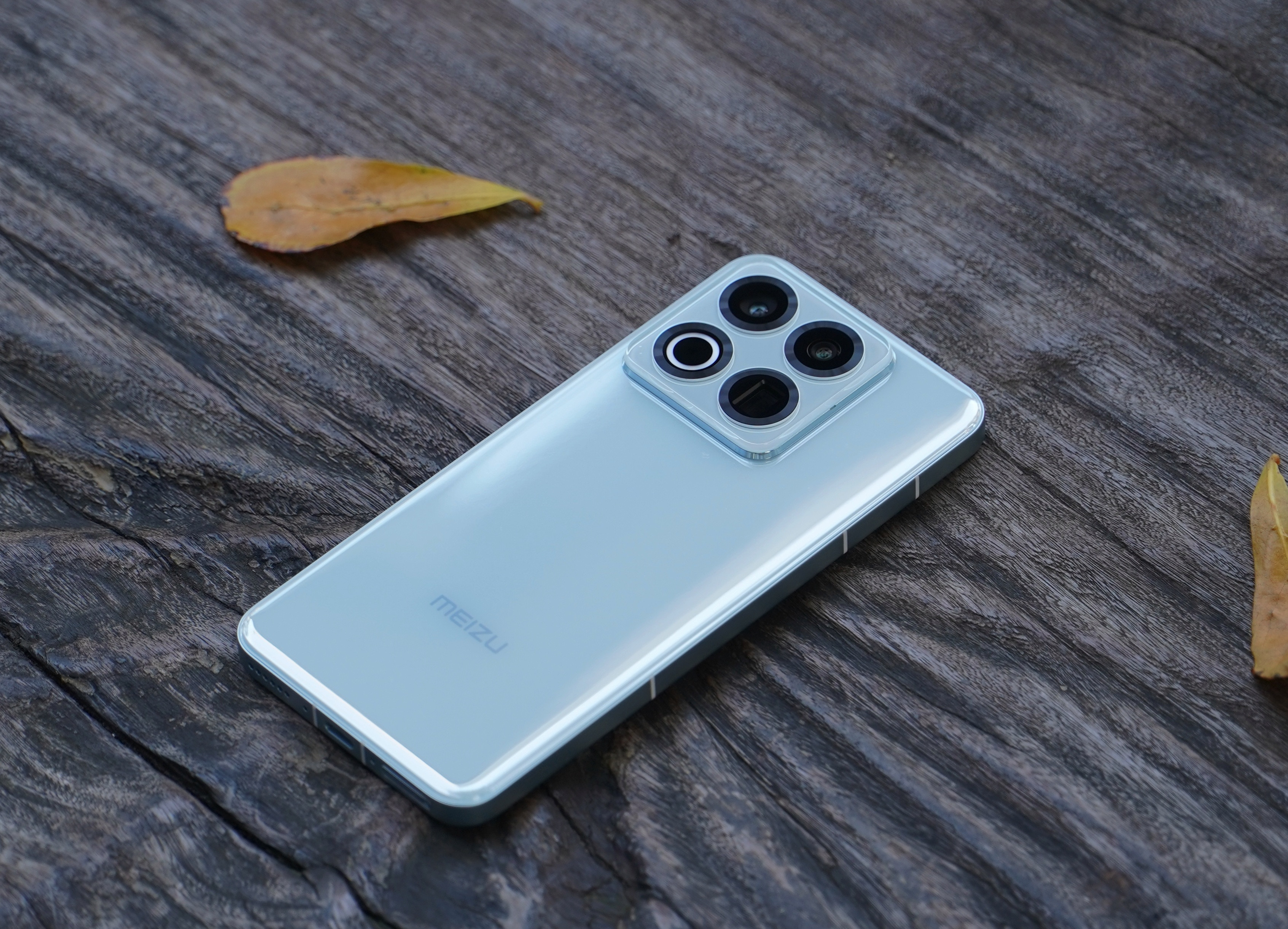 魅族22月白天青真机上手图来了。透亮的淡青色玻璃后盖，阳光照射下还会透着点白色