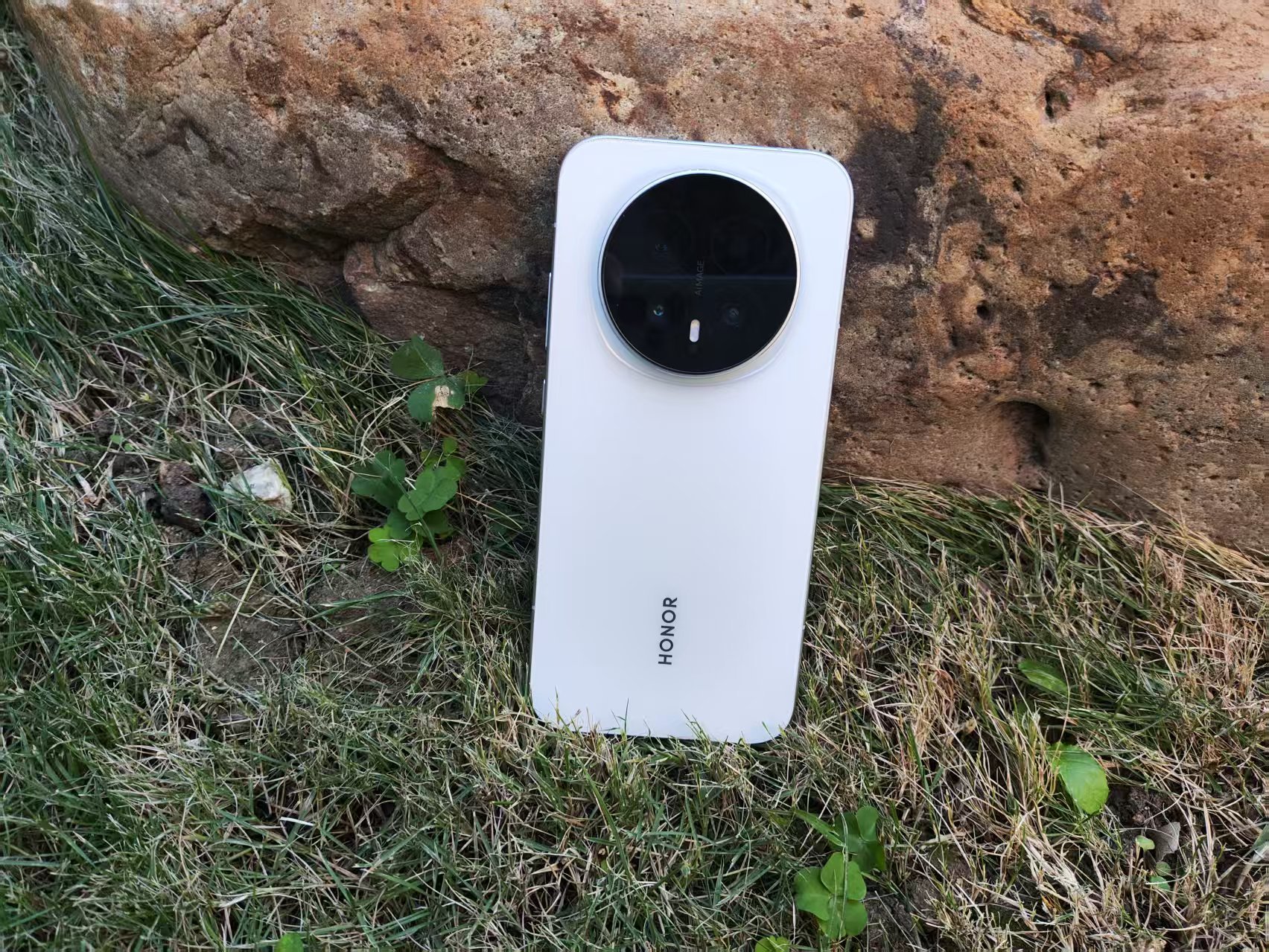 直屏党终于等到了！荣耀Magic8这次简直为“不弯”爱好者量身定制。这块6.5