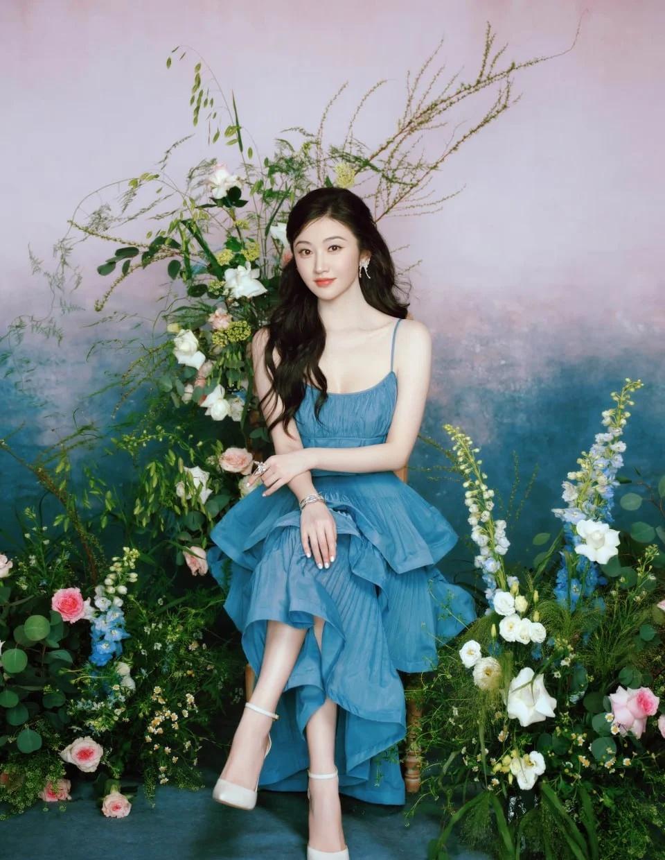 综艺节目定妆照，蓝色吊带裙造型景甜综艺节目定妆照，蓝色吊带裙造型气质女明星