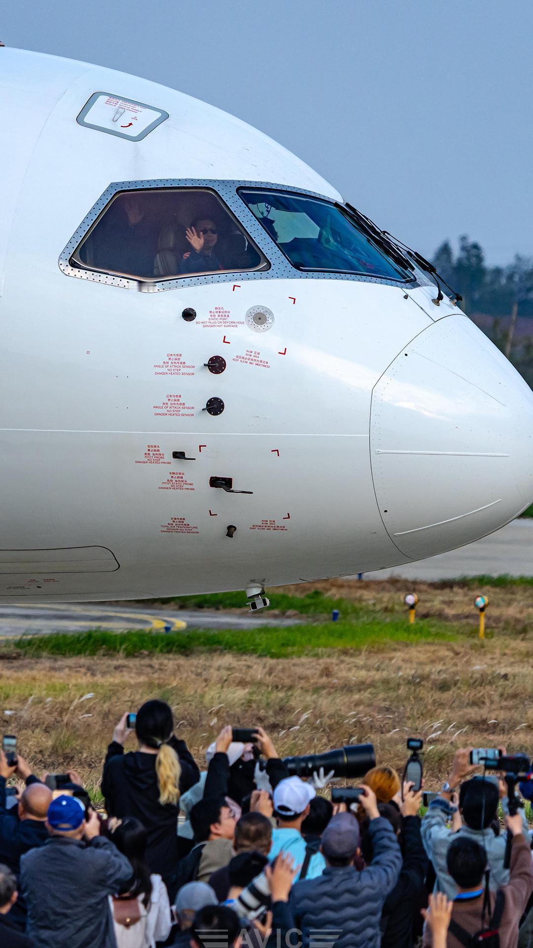 人人都爱大飞机，有朋友猜出这是什么飞机了吗？其实看飞机其实很好猜的，空客、波