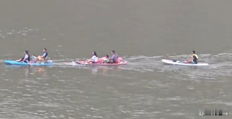 悲剧来得让人猝不及防，7人落水，1人不幸遇难。5月16日晚，嘉陵江重庆中心城区段