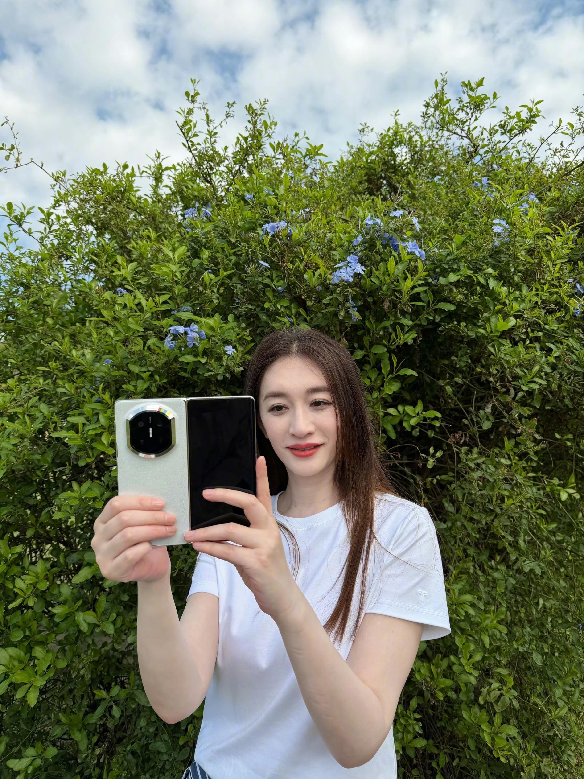 李小冉50岁状态我P都不敢P原来李小冉也是用华为MateX7折叠屏手机啊！和我