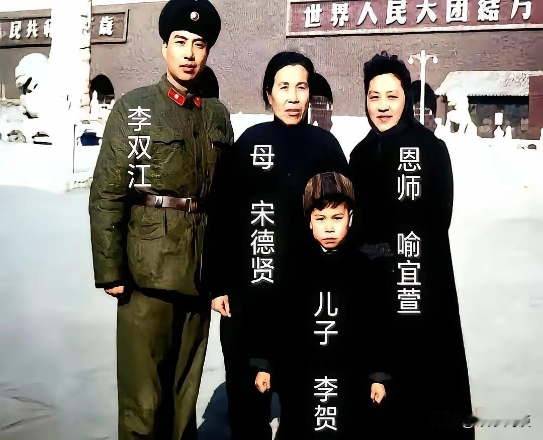 这张老照片意义非凡，记录下李双江生命中最重要的人。一边是养育他的母亲，一边是改