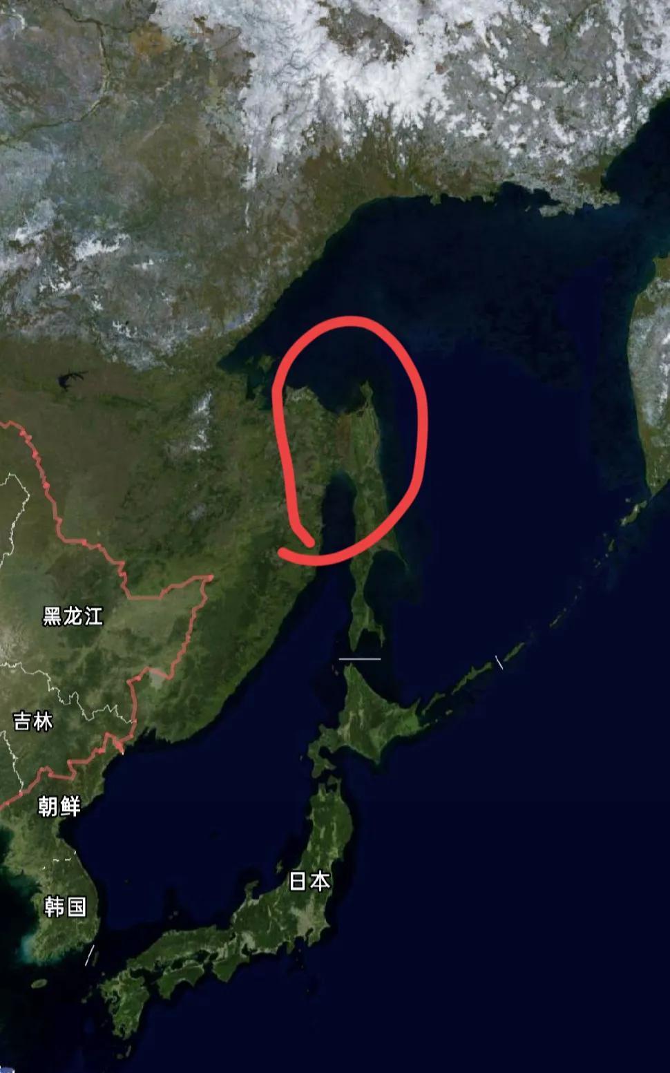 发现一个很奇怪的问题，今天无聊翻地图，但地图却显示黑龙江入海口附近已与库页岛“连