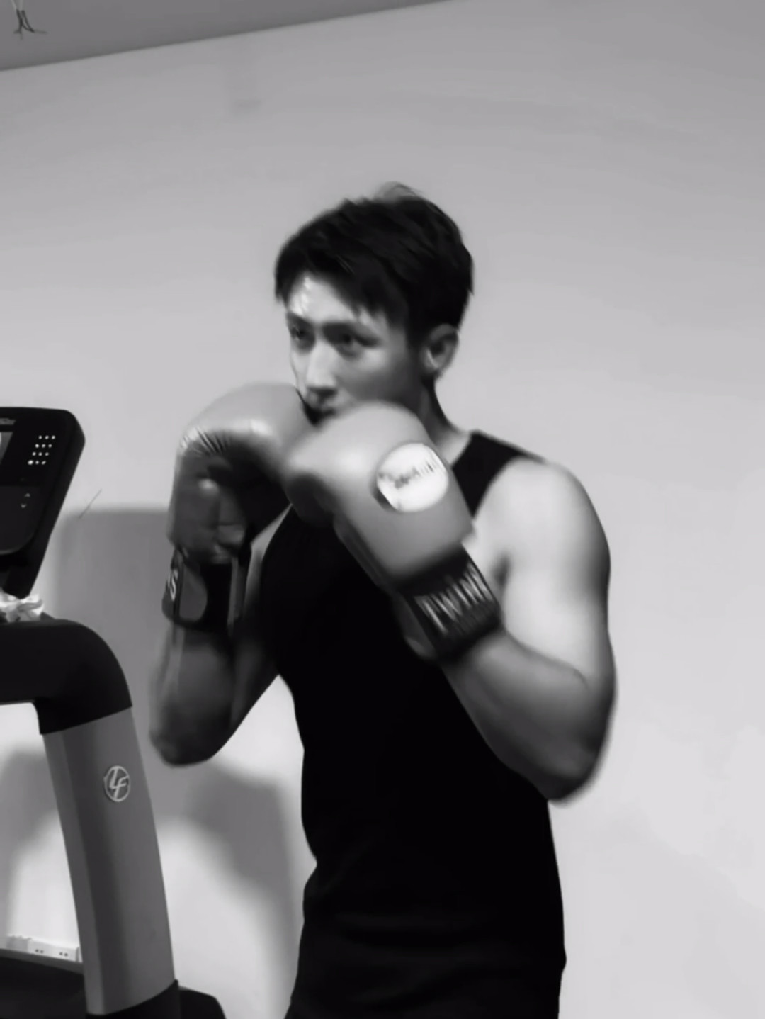 黄景瑜︱《岁月有情时》︱拳击教室截修动图工作室发的Live忍不住做了一些截图和动