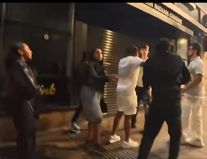 英国伯明翰，一群黑人男子袭击了喝醉的白人男子，各种言语侮辱他，由于他们人多势众，