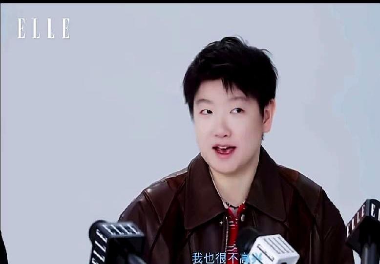 罚跑一万米，她把所有委屈，一声声全吼给了天。心里有怨气，很不高兴，就在跑步