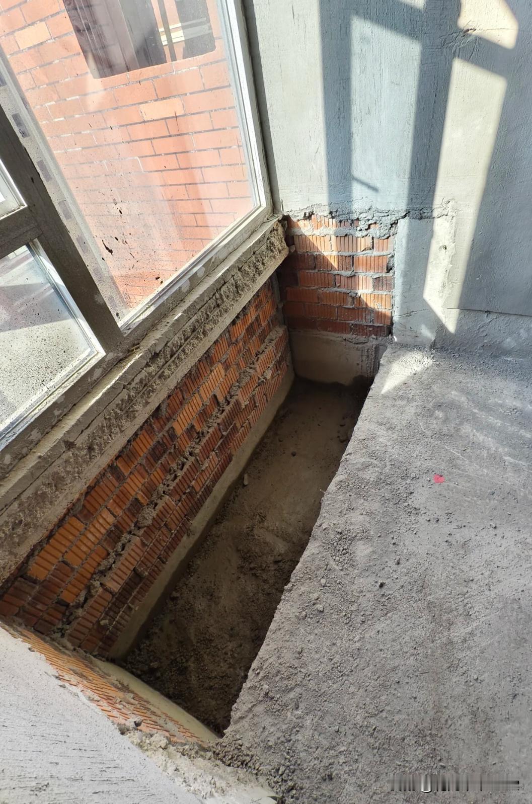 砖砌的飘窗砸了发现是个洞，做个地柜可以吗？以为是个假飘窗，结果砸完了发现真是个