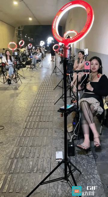 网红直播一条街，场面太震撼夜晚的马路边直接变直播基地一整条路边，一排美女