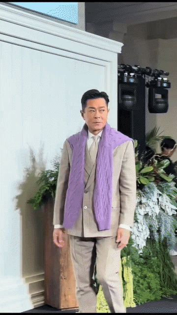 古天乐这件毛衣究竟起到了什么作用？颜色不搭，材质也不搭，本来挺高级的一身西装，硬