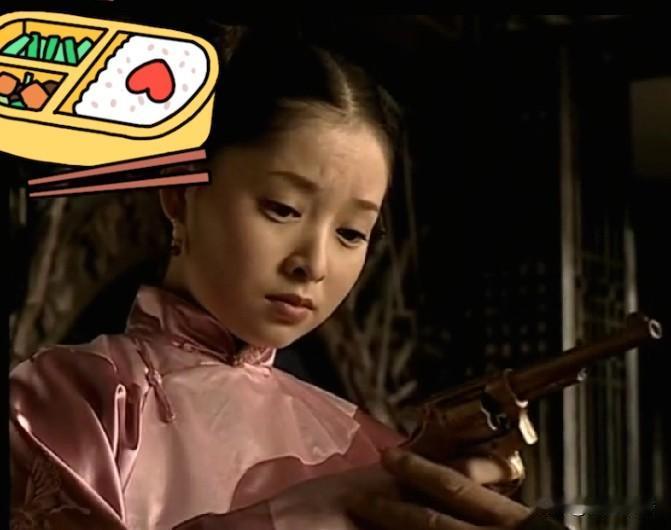 李鸿章给慈禧派来监视自己的小丫头一把左轮手枪，让她拿着手枪对准自己的脑袋。只听砰