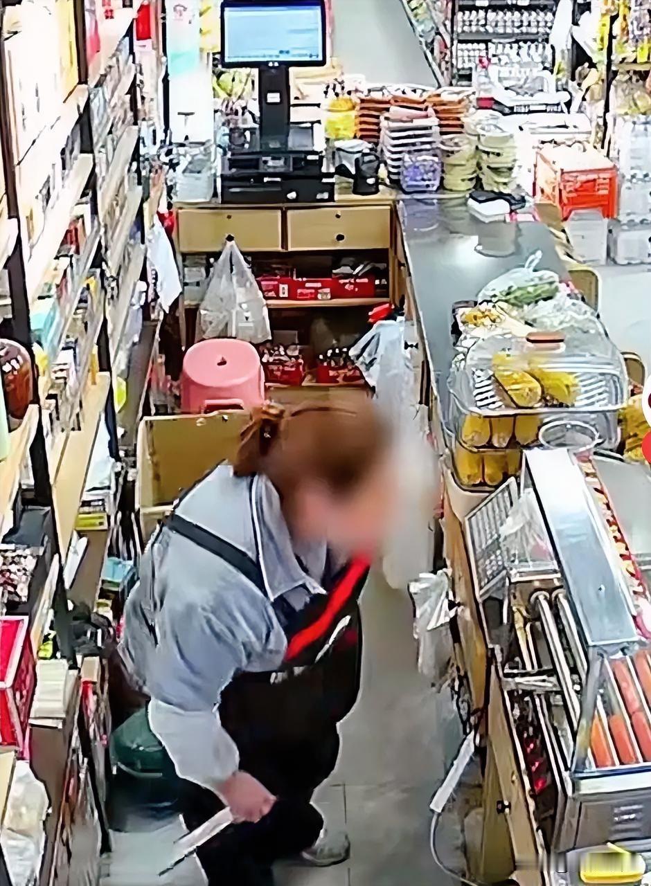 日防夜防，真是家贼难防超市方发现后，结局可想而知某地超市收银处监控显示，一收