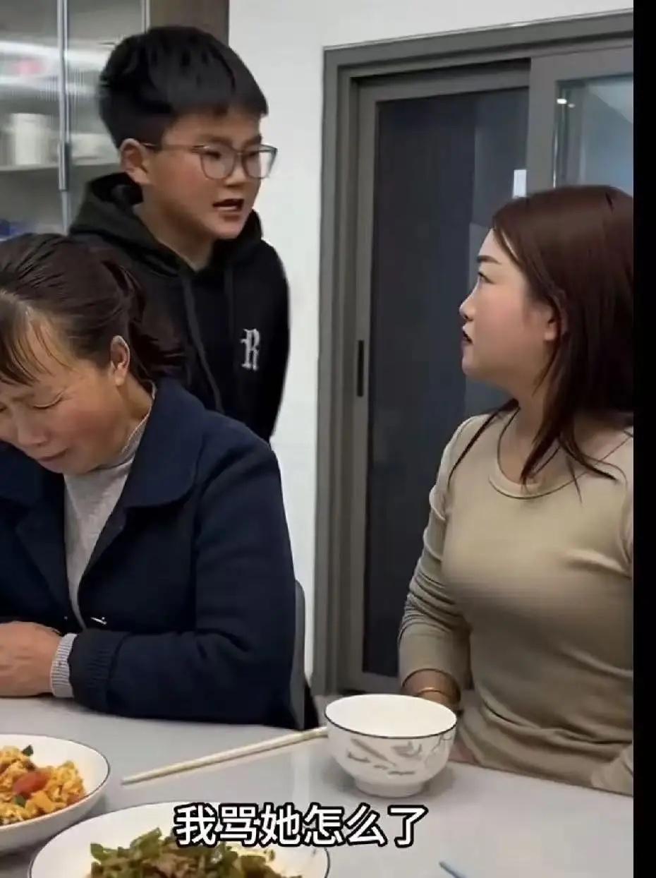 饭桌一幕刷屏全网：孩子怒斥妈妈太解气，最该反思的是大人饭桌上，一段真实的家庭