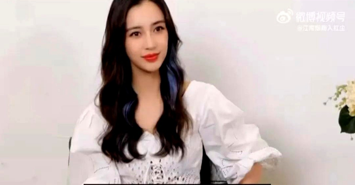 杨颖，今非昔比！据港媒报道，杨颖因为被内地软封，账号解禁也没有工作，所以把全部