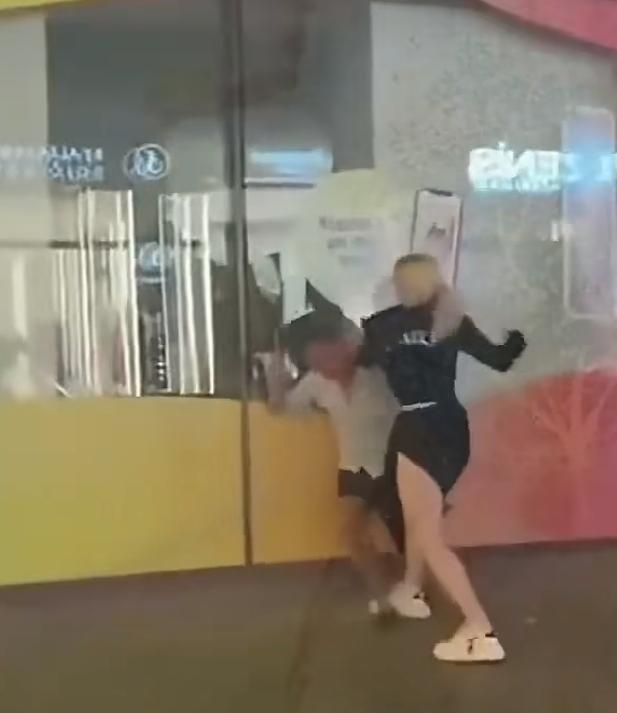 阿三见到女人，就情不自禁的要撩，即使是在异国他乡，也依然如此。傍晚在克罗地亚街