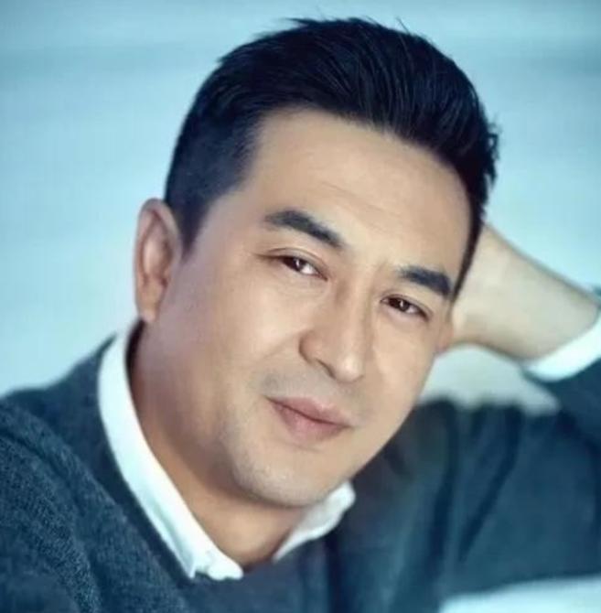 曾经，张嘉译的前妻杜珺，竟然当着媒体的面，怒斥：“他之所以娶我，就是想利用我，靠