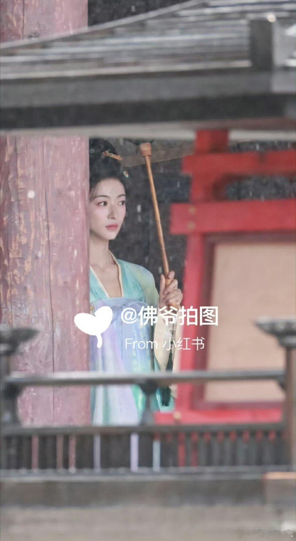 吴谨言新剧路透穿上了漂亮女装裙裙这个颜色很清新​​​