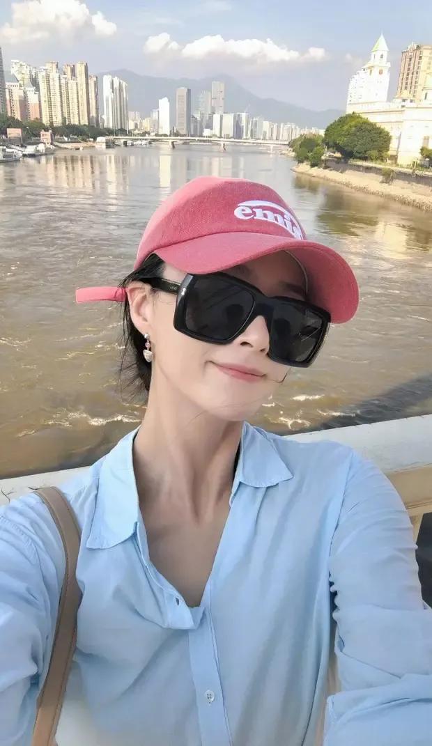 蒋欣夏日畅游，尽享惬意时光8日，蒋欣在社交平台晒出一组夏日旅游照，并配文“再
