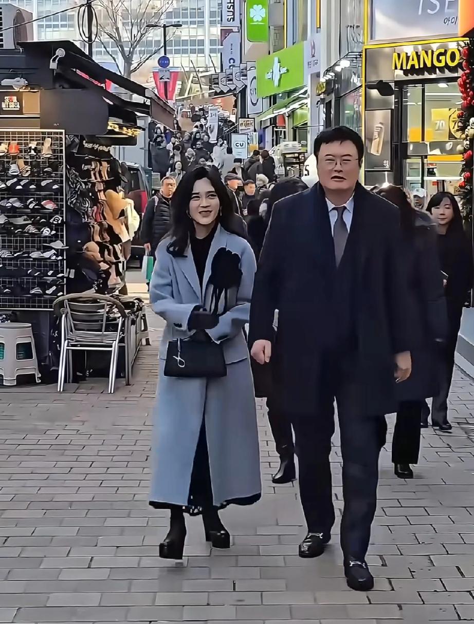 三星长公主李富真走路跛脚了，她才55岁，走起路来蹒跚费劲，偏偏她还喜欢穿10多公