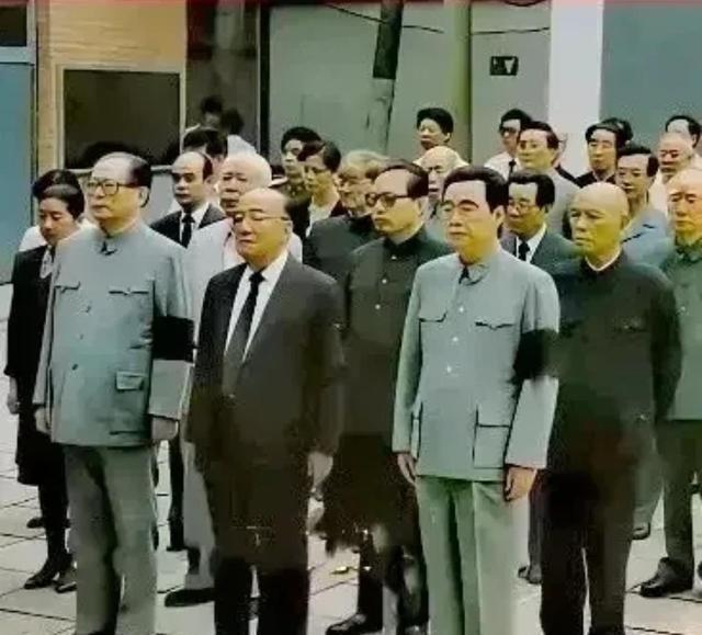 1992年，李先念同志逝世，党和国家领导同志集体肃立默哀，送别李先念同志。李先