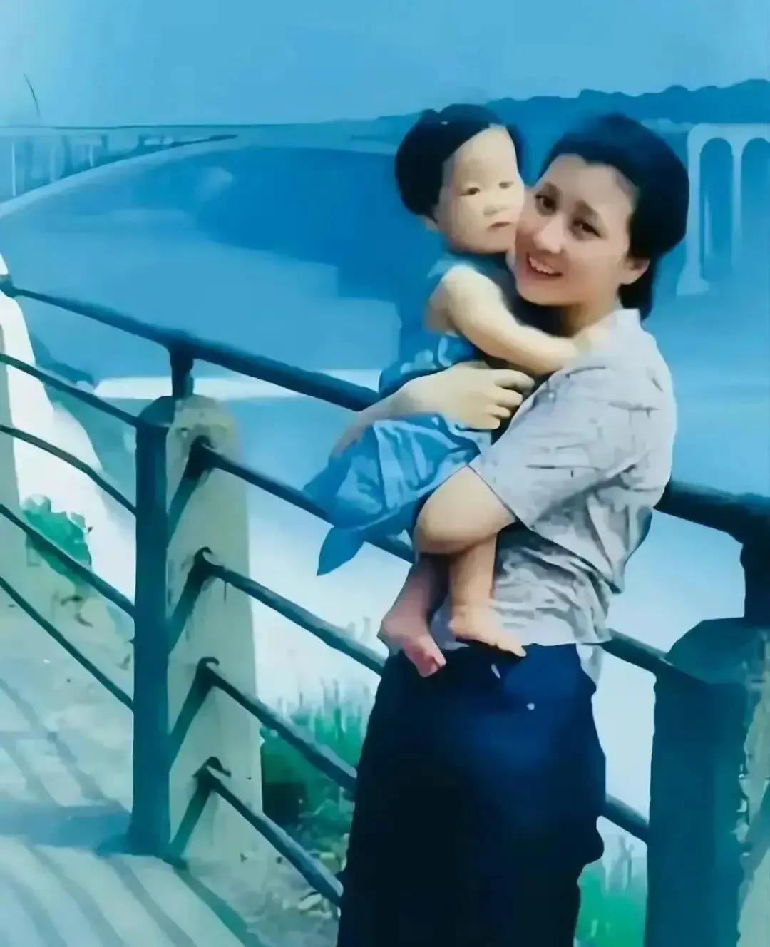 1952年8月10日，尼亚加拉大瀑布前，一个33岁的中国女人抱着孩子站在镜头里，